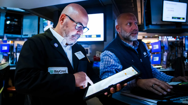 Dow Jones lần đầu vượt mốc 52,000 điểm, SpaceX tiếp đà tăng mạnh