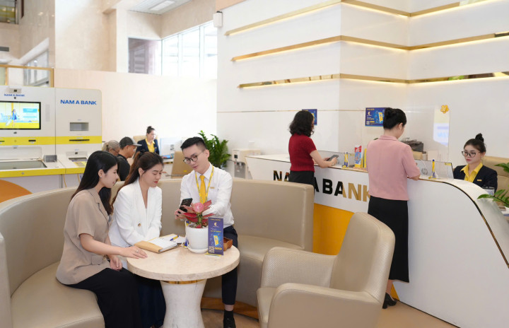 Nam A Bank - hình ảnh khách hàng giao dịch