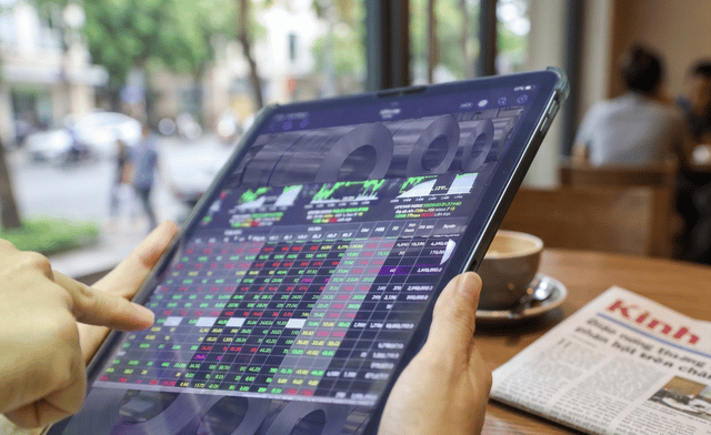 VN-Index lên cao nhất trong hơn 5 tuần, cổ phiếu thép bất ngờ nổi sóng