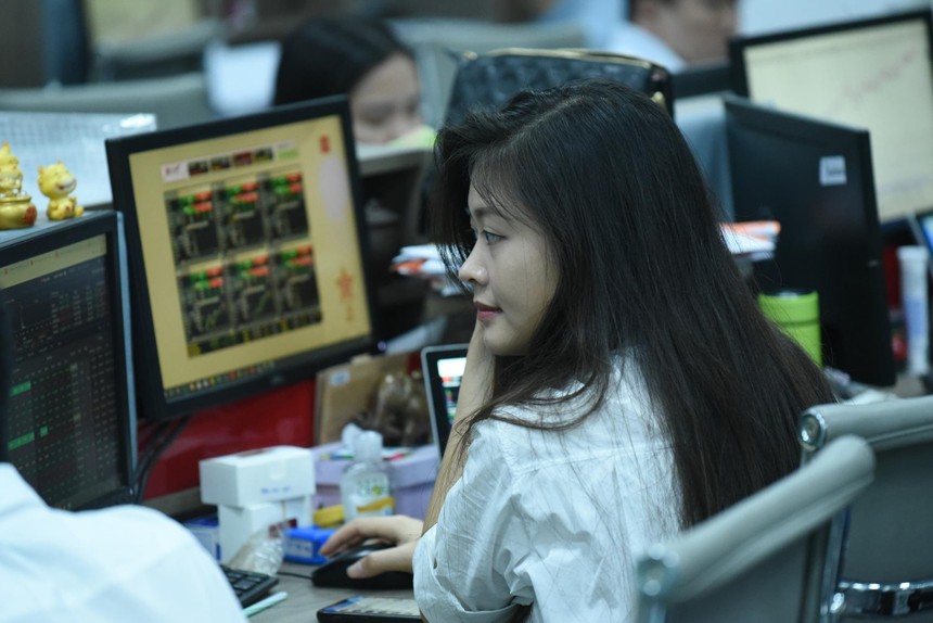 Giao dịch chứng khoán sáng 14/9: Thị trường giằng co, nhóm cổ phiếu năng lượng khởi sắc