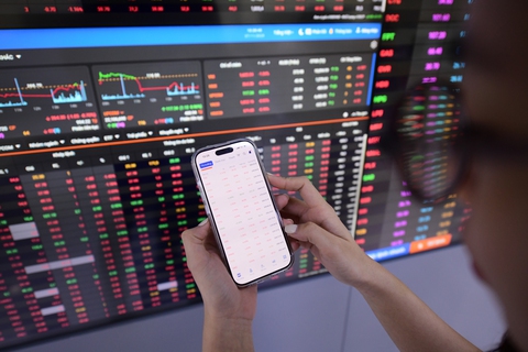 Chứng khoán 17-4: Nhà đầu tư nên làm gì khi thị trường liên tục ‘xanh vỏ đỏ lòng’?