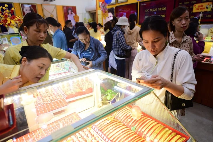 Đọc nhanh 8-7: Giá dầu bất ngờ tăng mạnh; chứng khoán Mỹ cùng giá vàng đi xuống