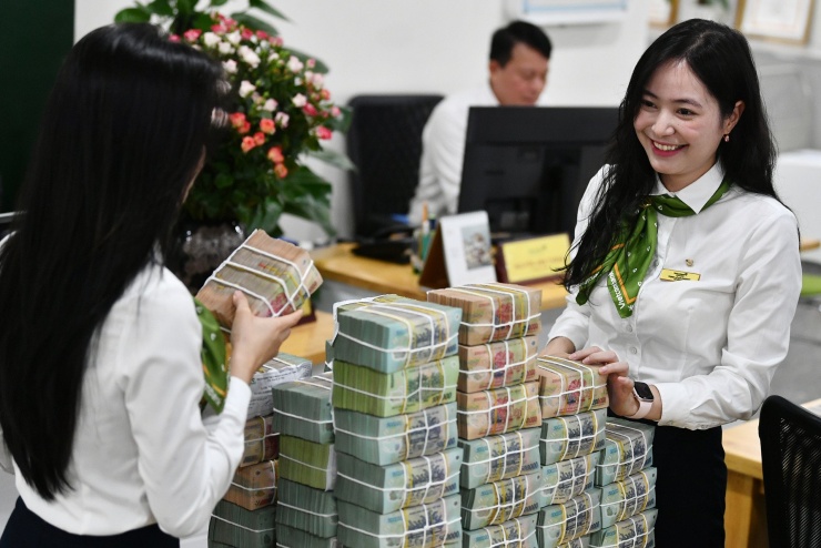 Lãi suất giảm, ngân hàng đua tặng ô tô, iPhone để hút tiền gửi