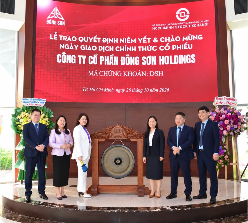 Nghi thức đánh cồng khai trương phiên giao dịch đầu tiên của cổ phiếu DSH trên HoSE, ngày 26/10/2026