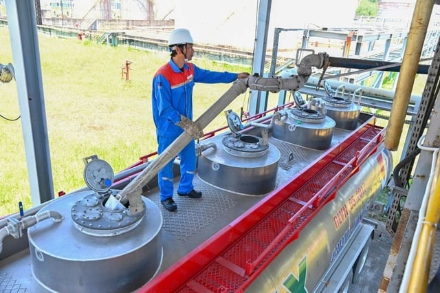 Xuất bán E100 tại nhà máy