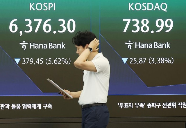 Chứng khoán Hàn Quốc lại ngắt mạch sau cú lao dốc 8% của Kospi