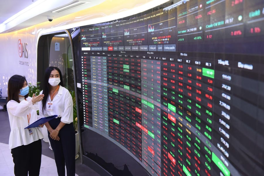 Cổ phiếu tài chính dẫn sóng, VN-Index đảo chiều 'ngoạn mục' cuối phiên