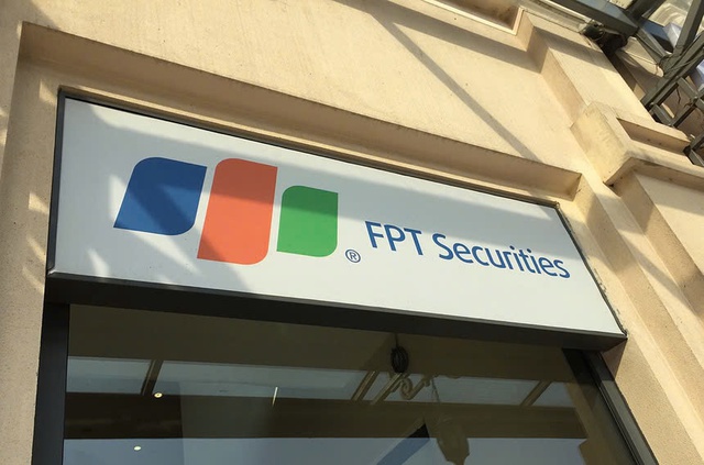 FPTS chốt quyền phát hành cp thưởng và trả cổ tức tiền mặt