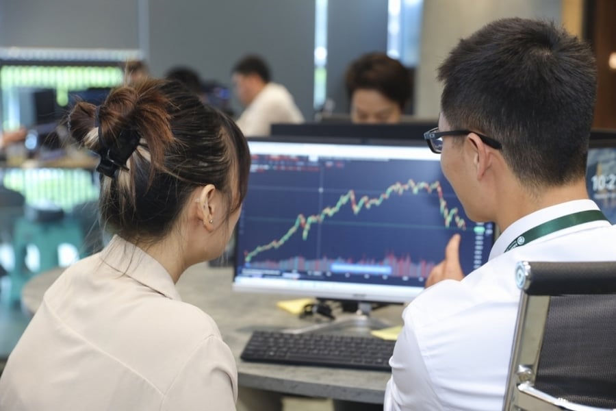 Điểm tựa của chứng khoán Việt Nam giữa nhiều "cơn gió ngược"