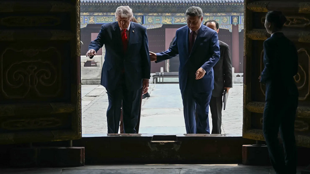 Chủ tịch Trung Quốc Tập Cận Bình và Tổng thống Mỹ Donald Trump tham quan Thiên Đàn tại Bắc Kinh ngày 14/05/2026.
