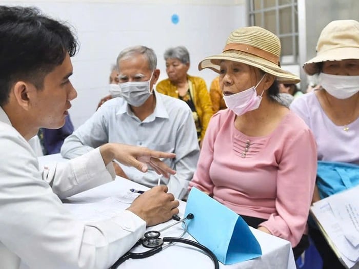 Tin tức sáng 17-4: Hôm nay, 168 trạm y tế ở TP.HCM khám sức khỏe miễn phí cho người dân