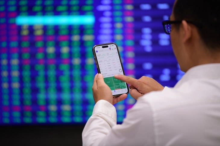 Đầu tư tiền bạc, cổ phiếu theo 'thầy' AI, coi chừng mất tiền oan