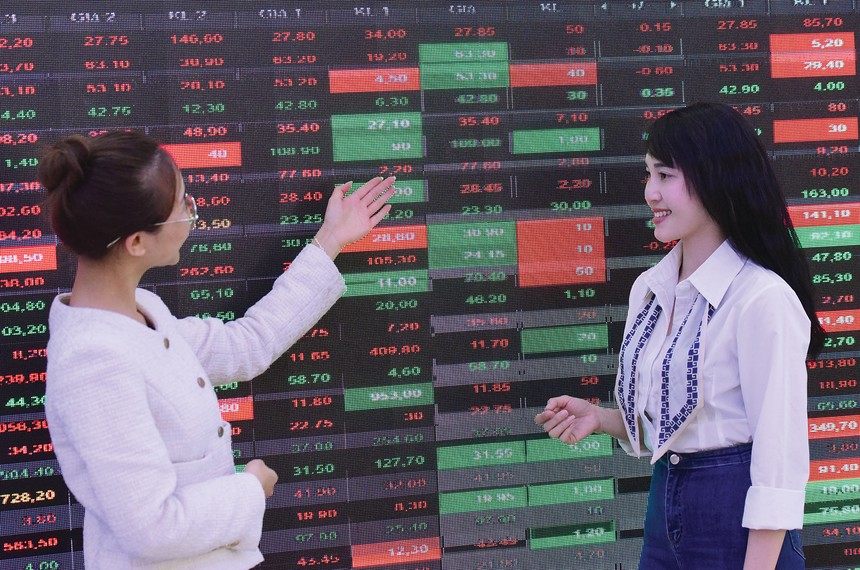 Giao dịch chứng khoán phiên sáng 28/7: Sắc xanh trở lại, PNJ nổi bật với mức tăng trần