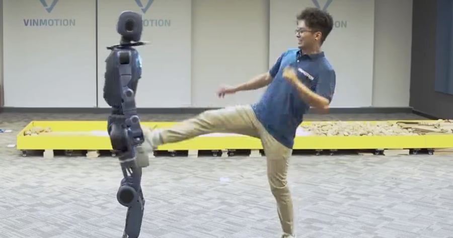 Robot hình người do công ty thuộc Vingroup phát triển gây bất ngờ khi tự đứng dậy, leo dốc