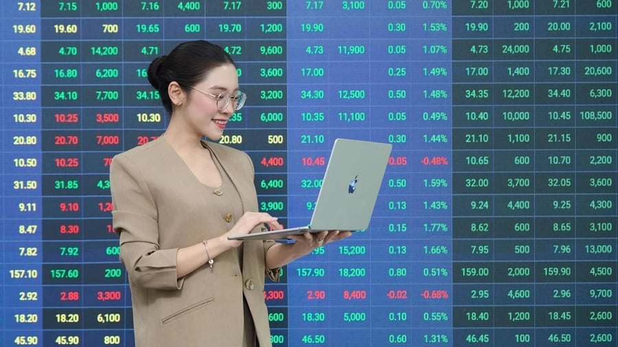Cổ phiếu tăng mạnh tháng 7: Thị trường giảm điểm, nhiều mã vẫn tăng gấp đôi