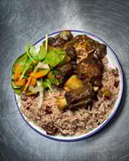 Oxtail with Rice & Peas and Veggies 💋 @gizas_cuisine 
.
.
.
.
.
#explorepage #explore #jamaicanfood #jamaicanrestaurant #southjersey #gizascuisine