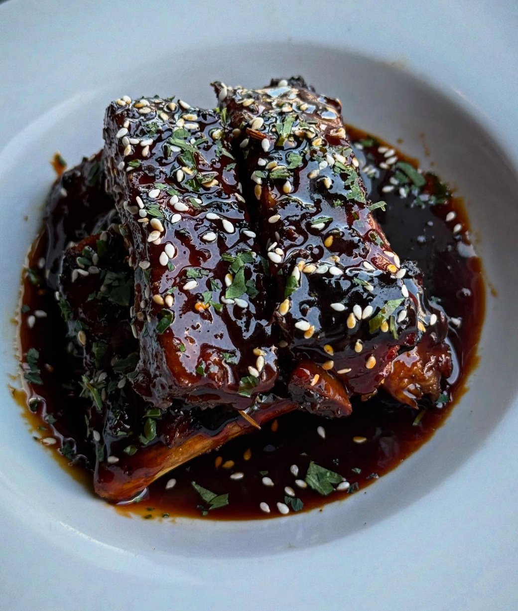 <p><strong>BONELESS BEEF SHORT RIBS</strong></p>