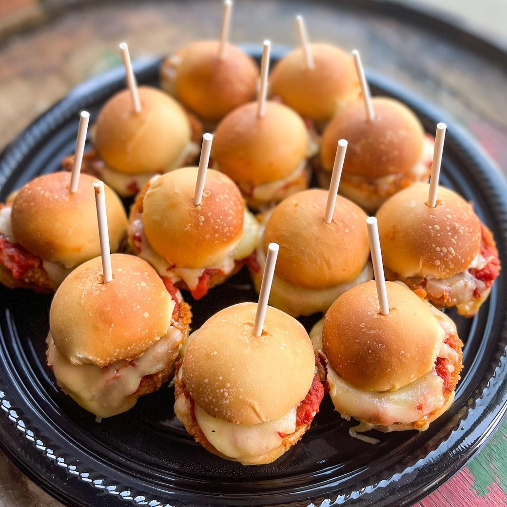 <p><strong>TRUFFLED BEEF SHORT RIB SLIDERS</strong></p>