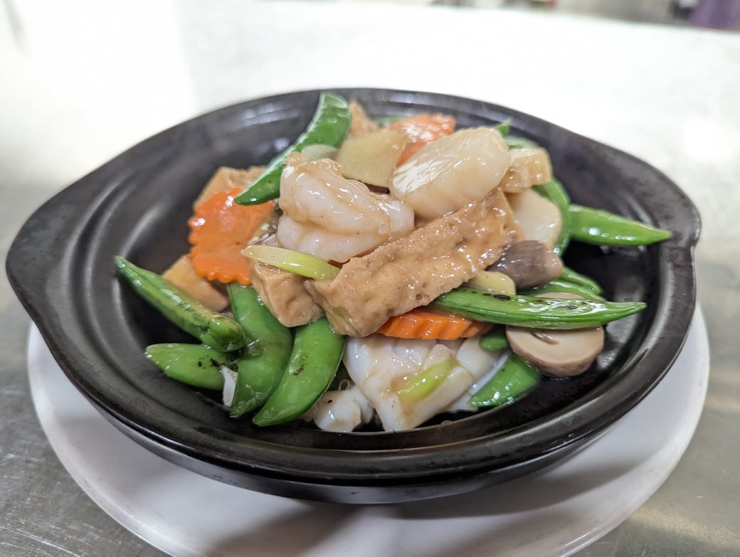海鮮豆腐煲 / Assorted Seafood & Tofu Clay Pot