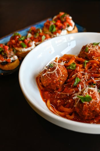 We are all about great food and easygoing energy. Stop by Midtown for your next weeknight dinner. 

📸:Bucatini and Meatballs