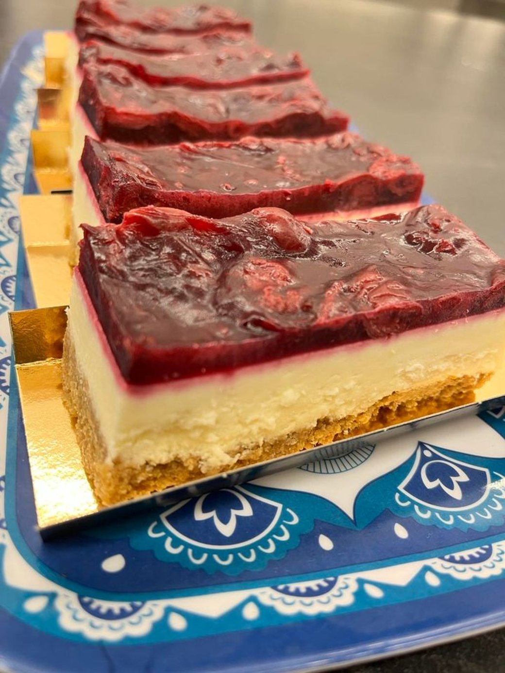  mascarpone Cherry cheesecake bar.