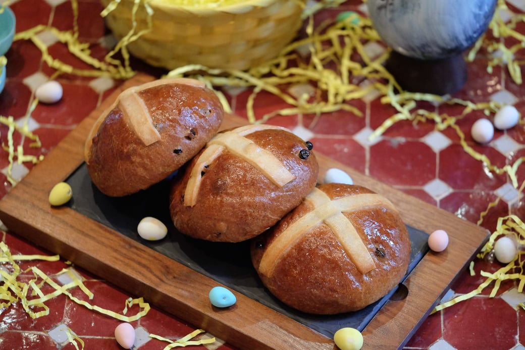 HOT CROSS BUNS