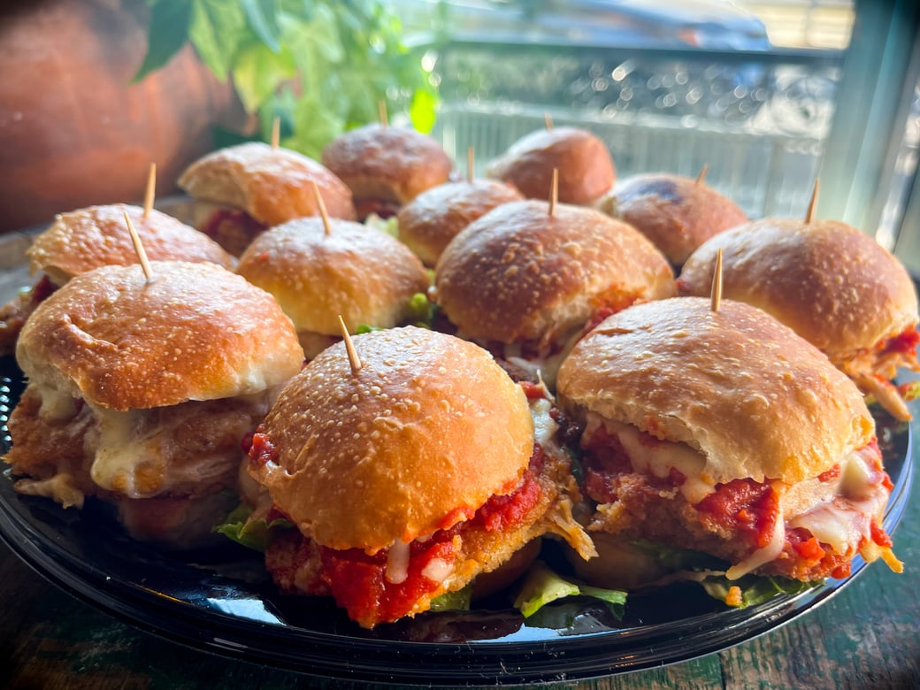 <p><strong>HOT CHICKEN SLIDERS</strong></p>