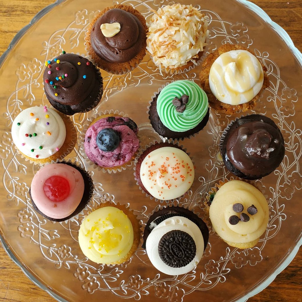 1/2 dozen mini cupcakes