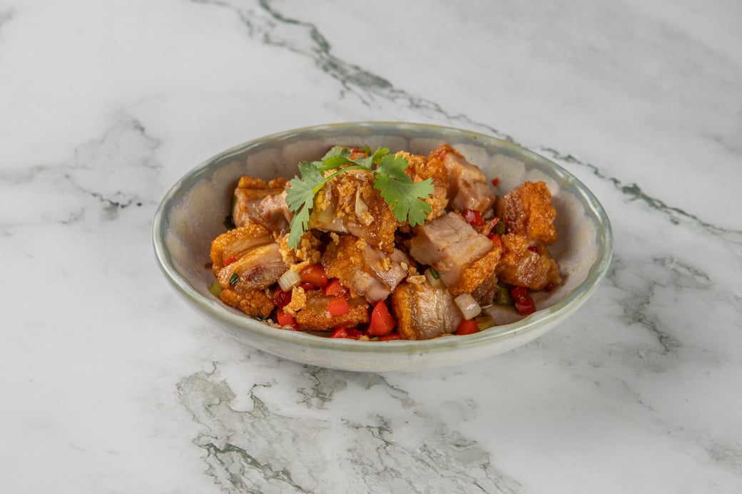 หมูกรอบผัดพริกเกลือกระเทียม | Stir-Fried Crispy Pork Belly with Salt and Garlic Pepper)