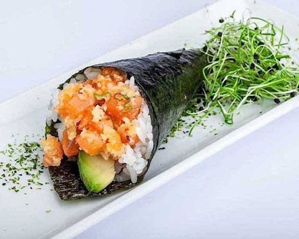 Spicy Salmon & Avocado Handroll (1)