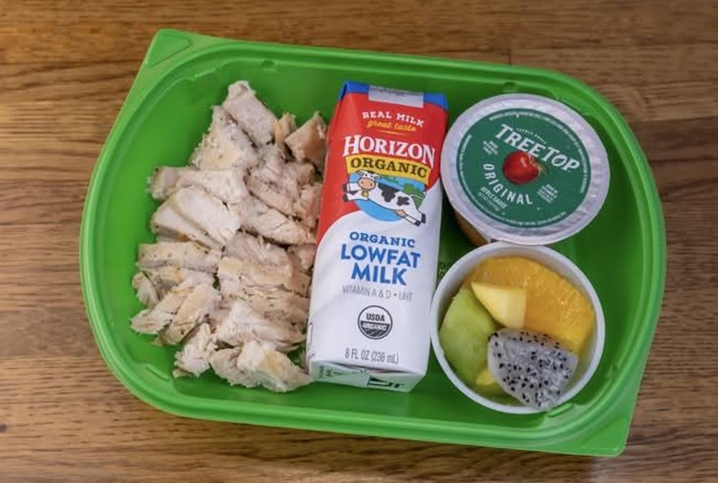 plate w/ chicken and fruit