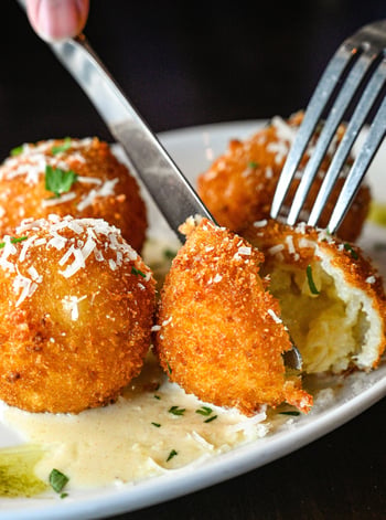 The Arancini arrives the way a great antipasti should, golden outside, giving way to Fontina, mozzarella, and Grana Padano within, finished with Asiago crema and basil oil. It is the kind of thing you order to share and then maybe order an extra later to eat and reheat later. 

📸: Arancini

#bellabrava #bexley #arancini #italianfood #landolakes