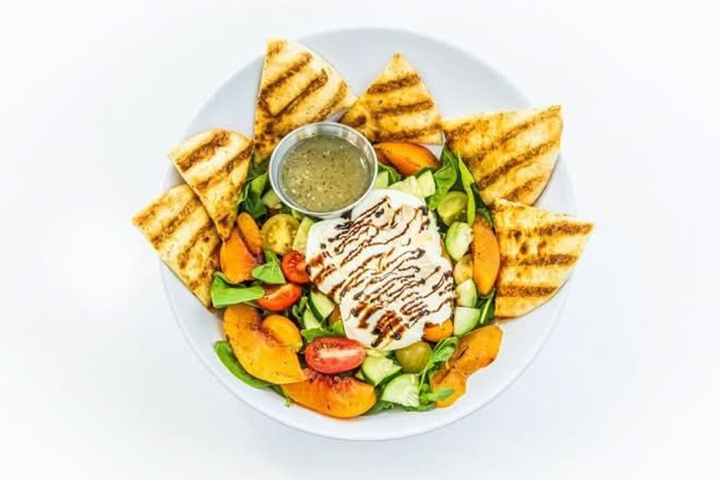 heirloom tomato burrata salad w/fire-grilled peach (veg)