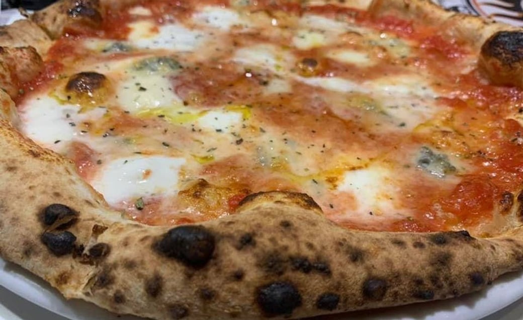 Pizza 4 Cheese 12'' (FREE SODA)