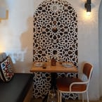 A cute little spot for two // tag that special someone you'd want to sit here with 👇