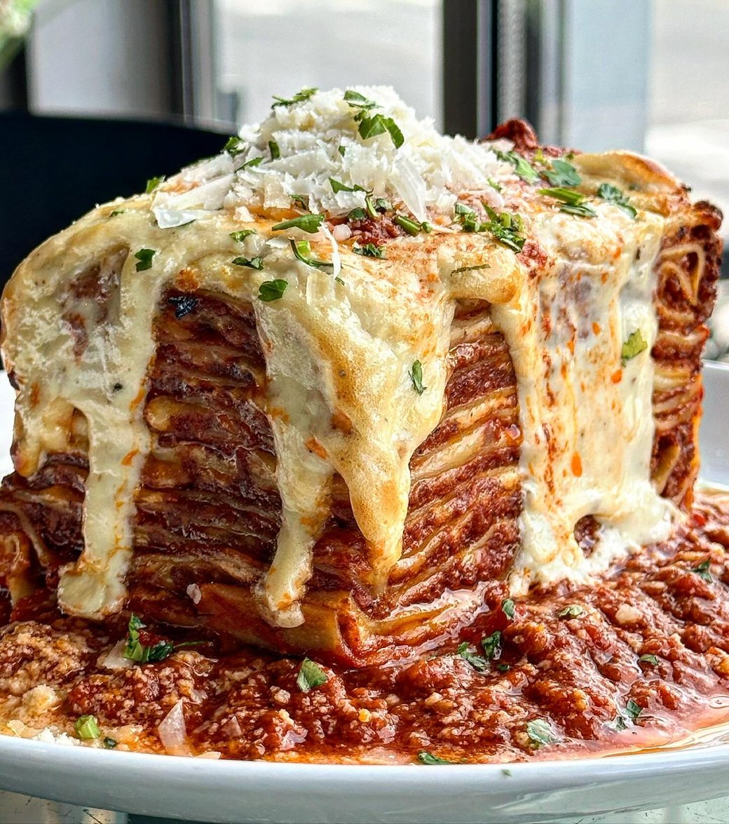 <p><strong>LASAGNA SUGO DI CARNE</strong></p>
