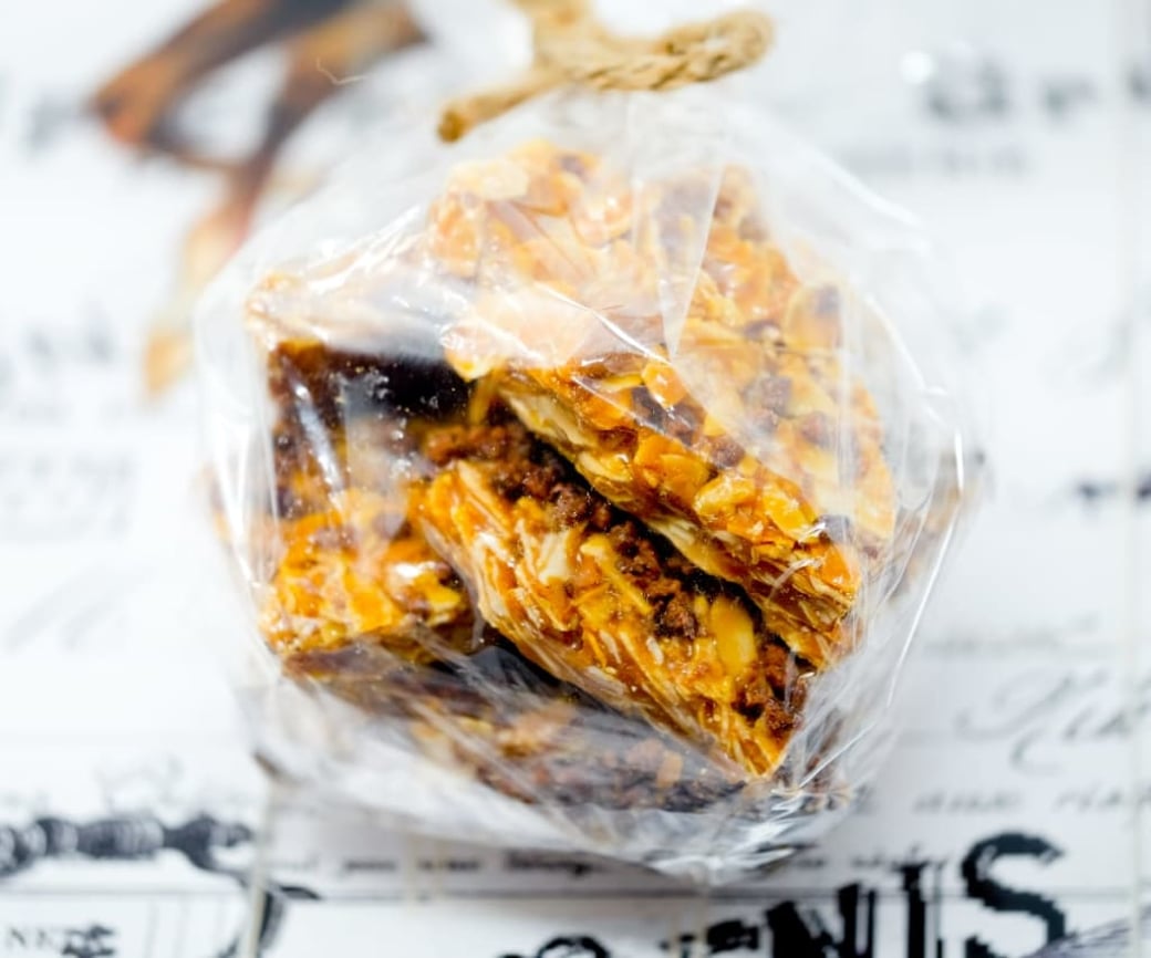 ALMOND TOFFEE BRITTLE WITH COCOA NIBS