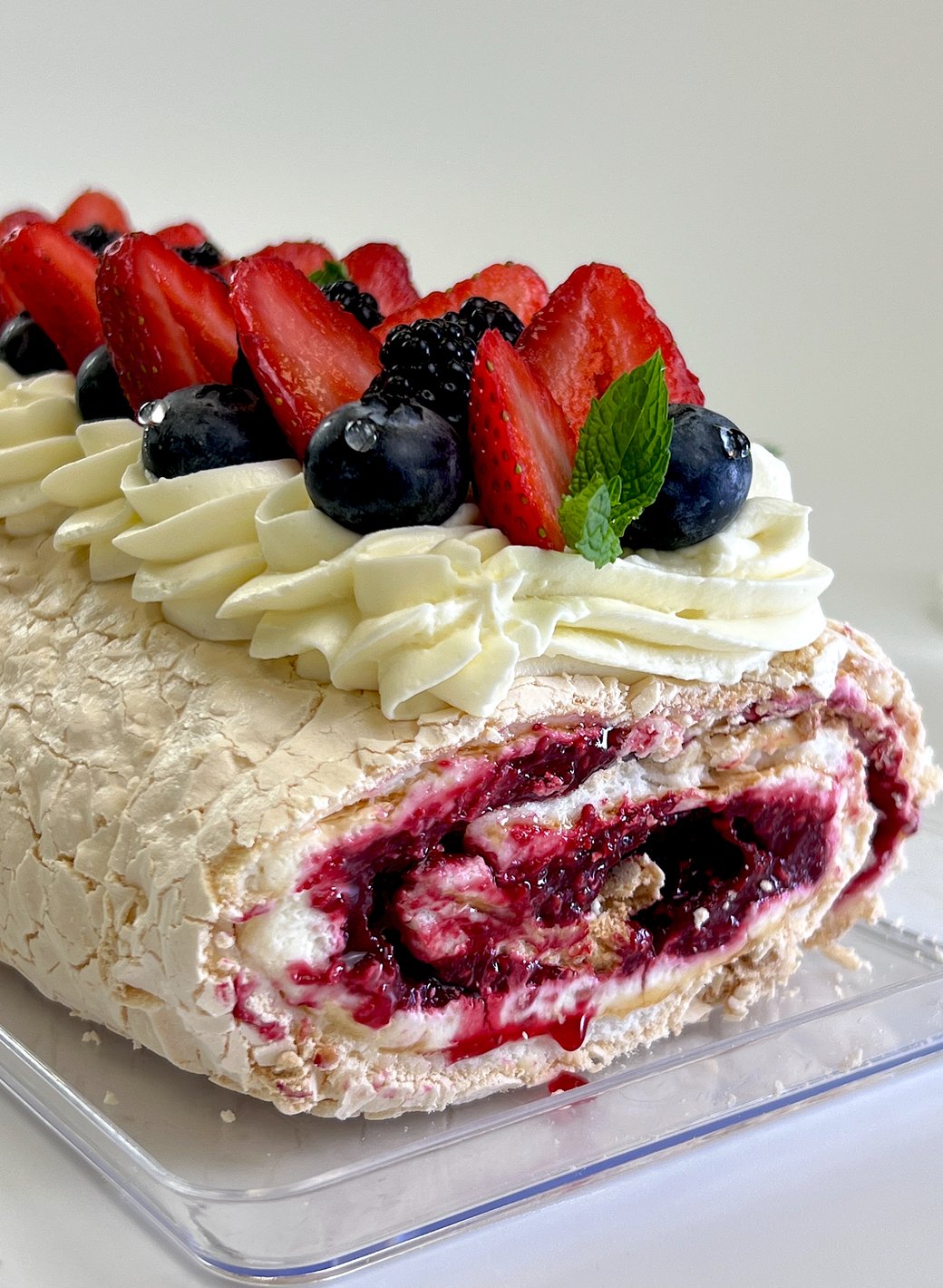 Pavlova roll