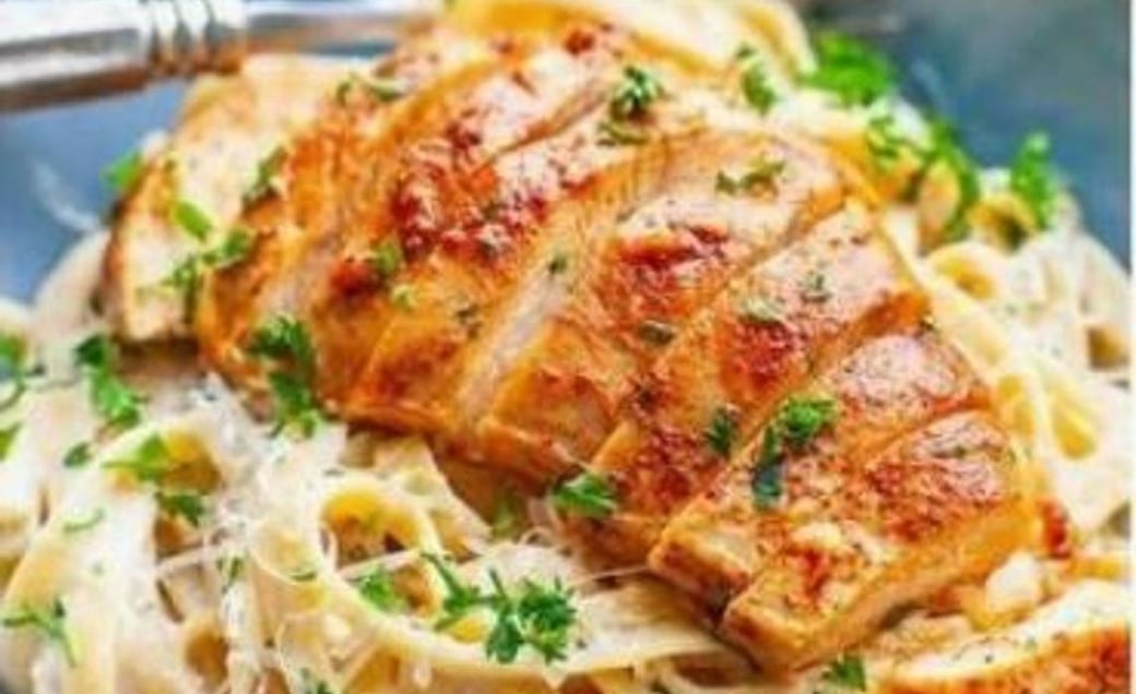 Fettuccine Alfredo (2x1) - add toppings