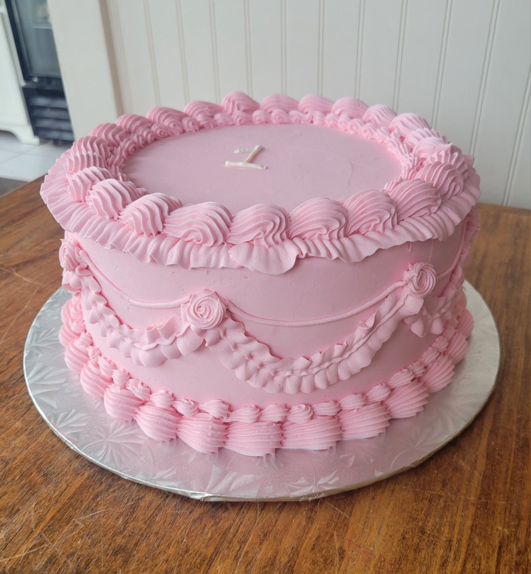 Vintage piping round cake