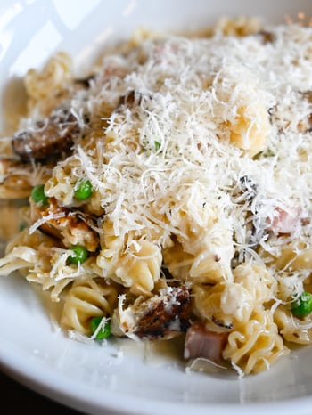 Radiatori pasta holds sauce the way no other shape quite does, all those ridges and folds pulling in the Asiago crema until every bite is fully coated. Add grilled chicken, cotto ham, roasted wild mushrooms, and peas, and the Pasta Brava becomes the kind of dish that makes the rest of the menu feel like it can wait. Housemade, every day, on Beach Drive.

📸: Pasta Brava

#bellabrava #stpete #housemadepasta #italianfood  #BeachDrive