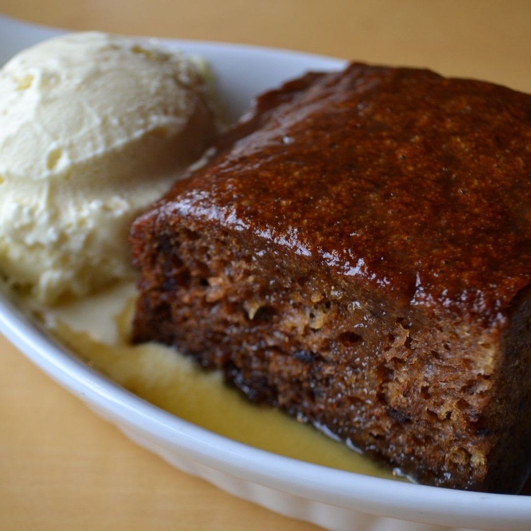 sticky toﬀee pudding