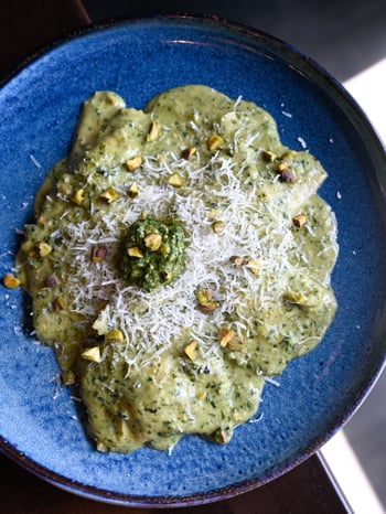 A menu rooted in American tavern classics, refreshed with thoughtful technique and seasonal touches.

📸:Spinach and Goat Cheese Ravioli