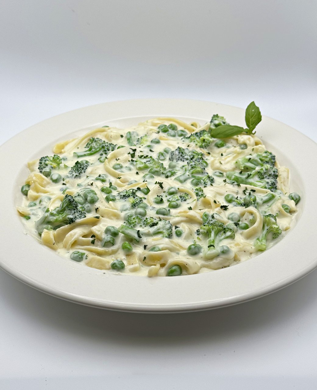 Fettuccine Alfredo with Broccoli Tray
