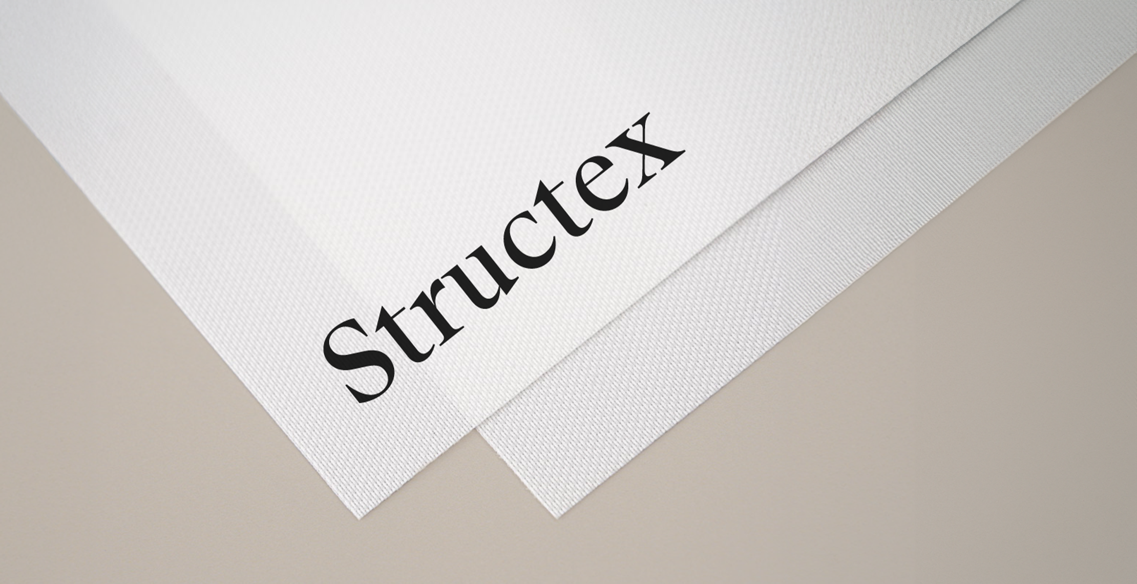 Structex materiaal voor en achterkant zichtbaar op beige achtergrond
