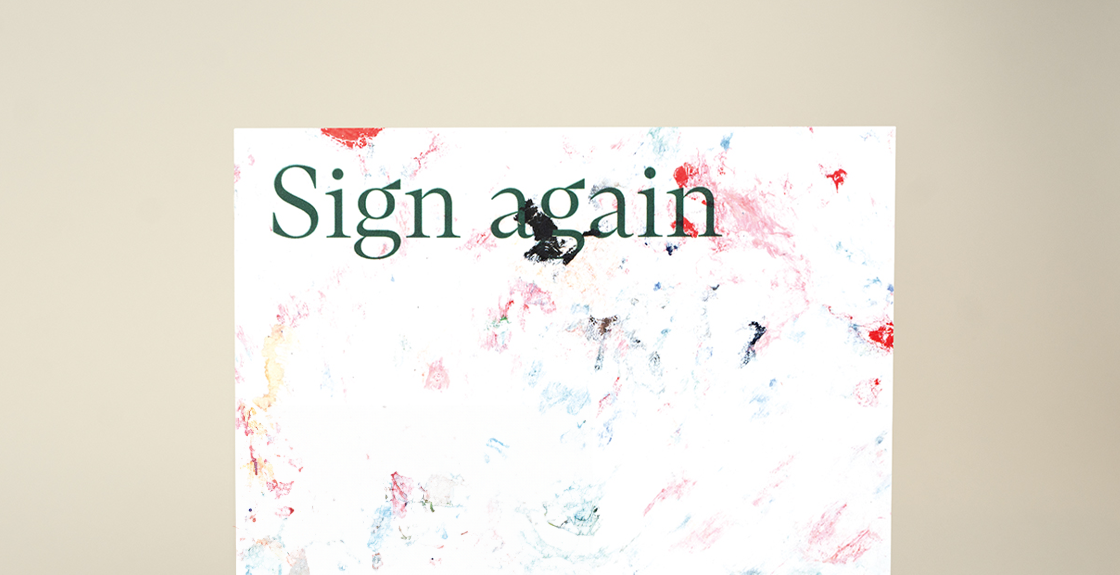 Sign again materiaal op beige achtergrond recyled van banners