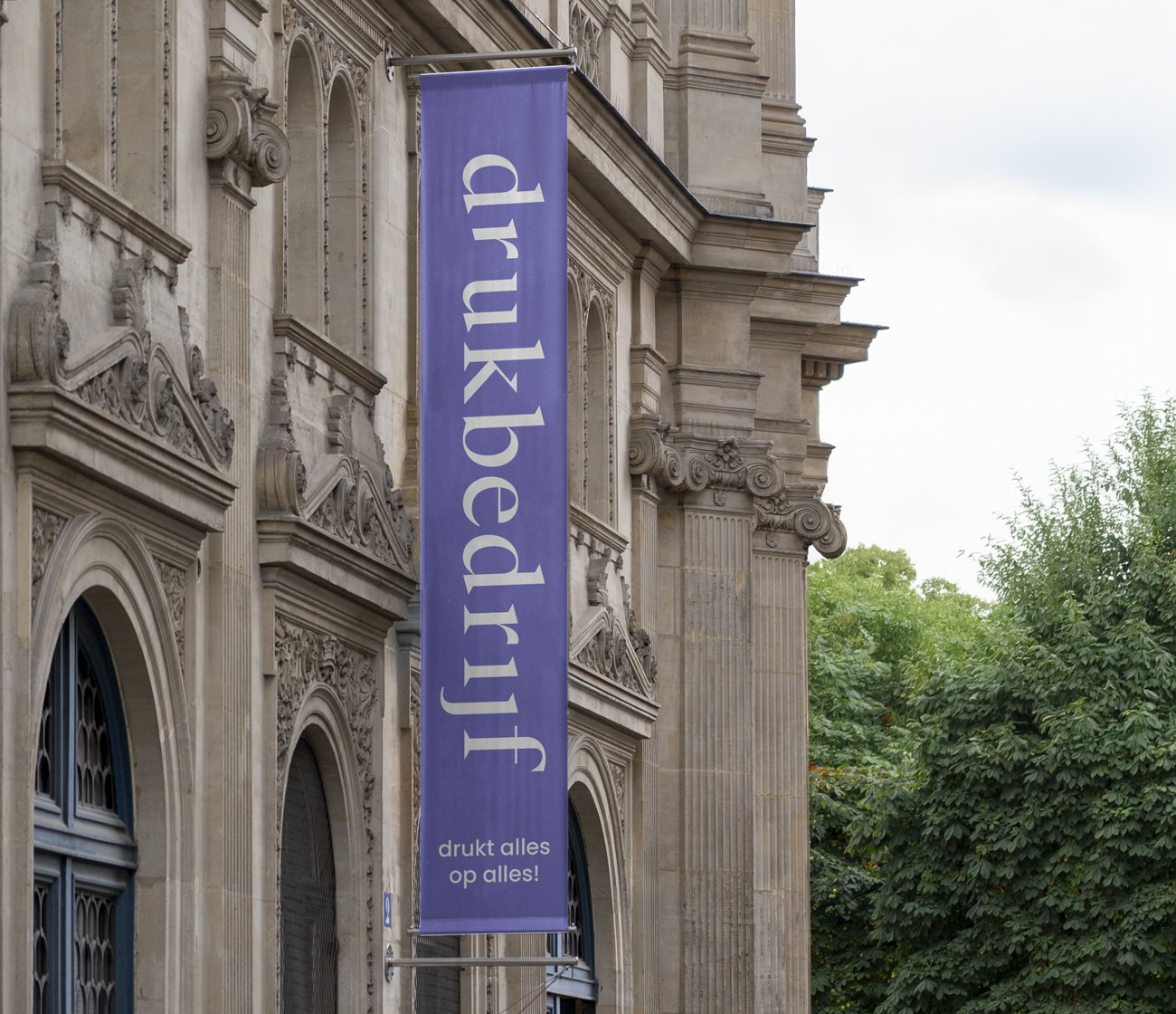 Duurzame banieren met haarscherpe bedrukking - geschikt voor gevelmontage, retail displays en promotionele campagnes.