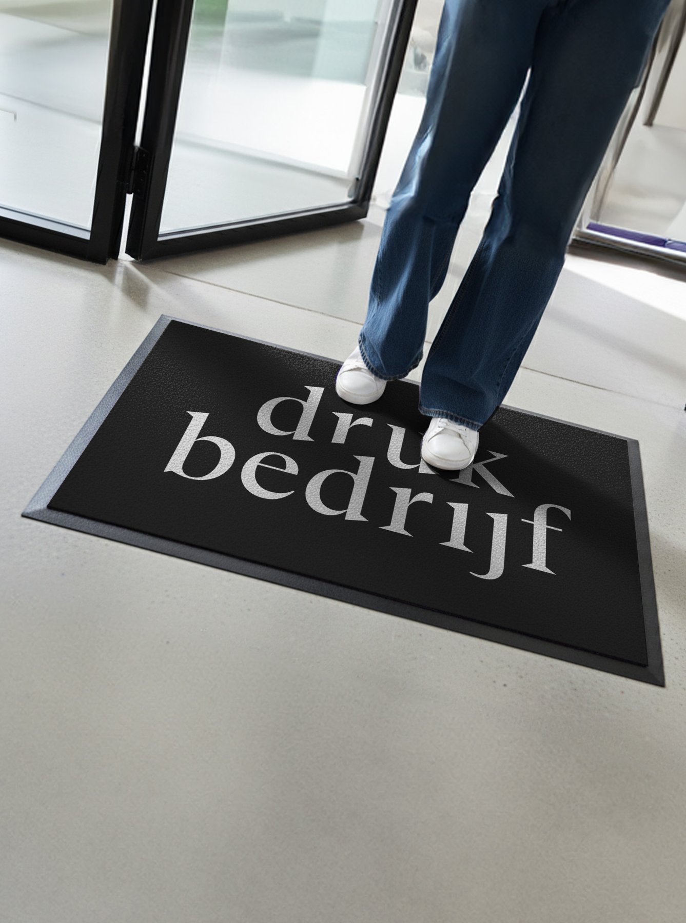 Zwarte deurmat bedrukken met logo of bedrijfsnaam bij entree