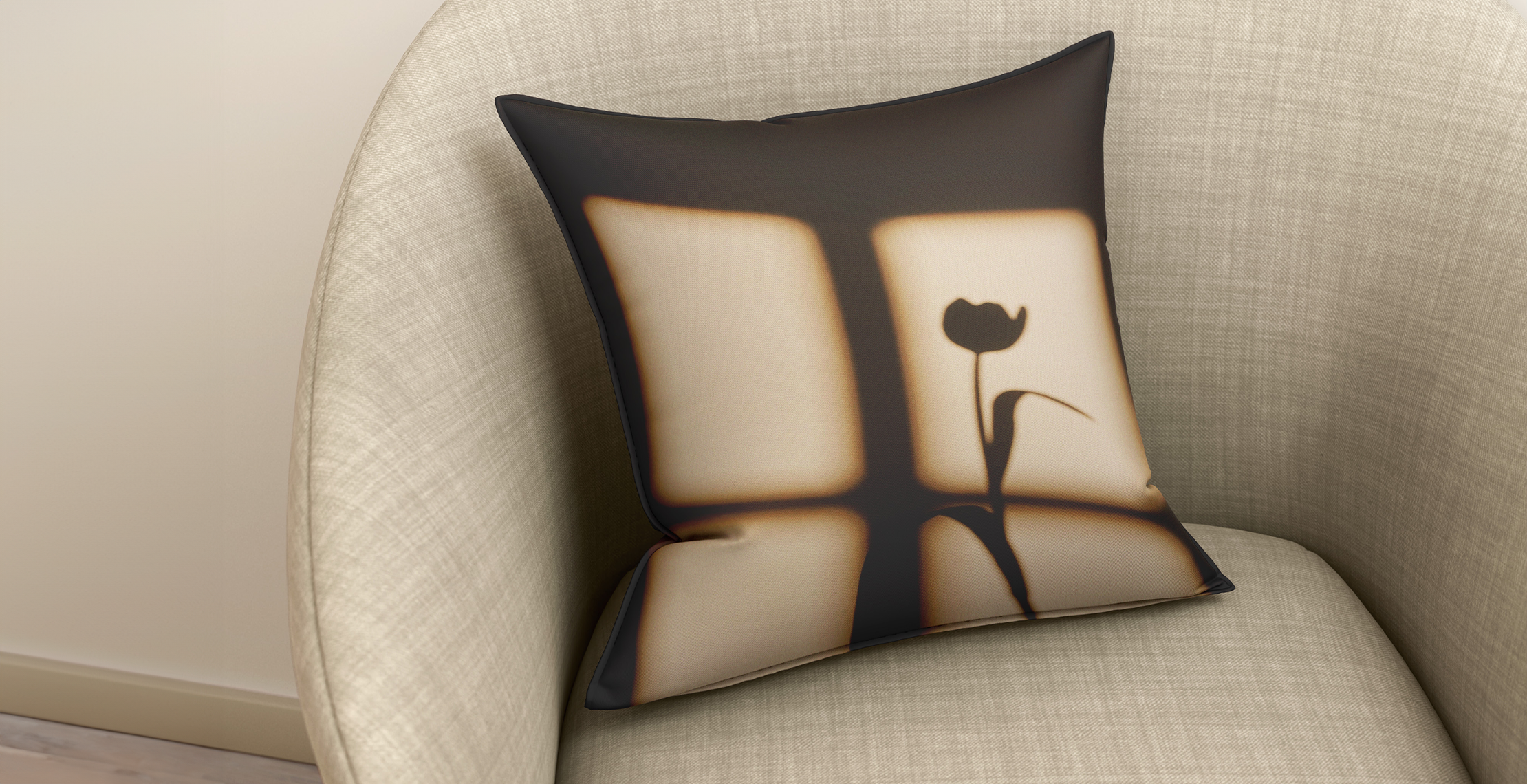 Kussen bedrukt met foto van tulp op beige design stoel. 