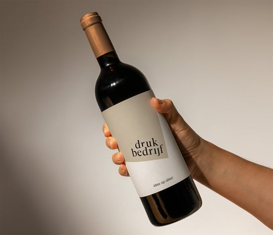 fles wijn met eigen etiket